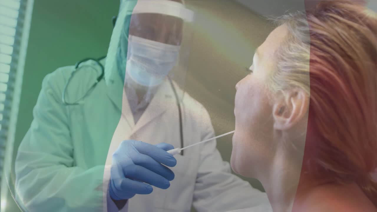 Clinico che indossa DPI guida il tampone dopo che il paziente ha aperto la bocca per il test della gola