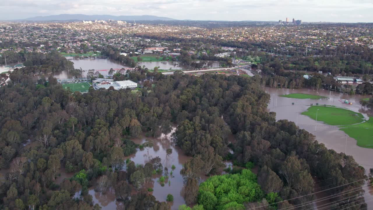 Vista aerea sui campi sportivi di Bulleen Park inondati dall'acqua alluvionale il 14 ottobre 2022