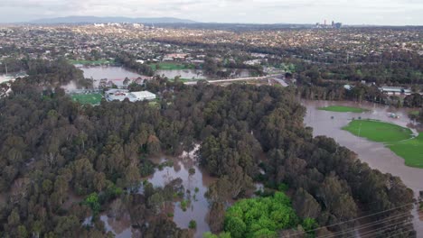 Vista-Aérea-De-Los-Campos-Deportivos-En-El-Parque-Bulleen-Inundado-Con-Agua-De-Inundación-El-14-De-Octubre-De-2022