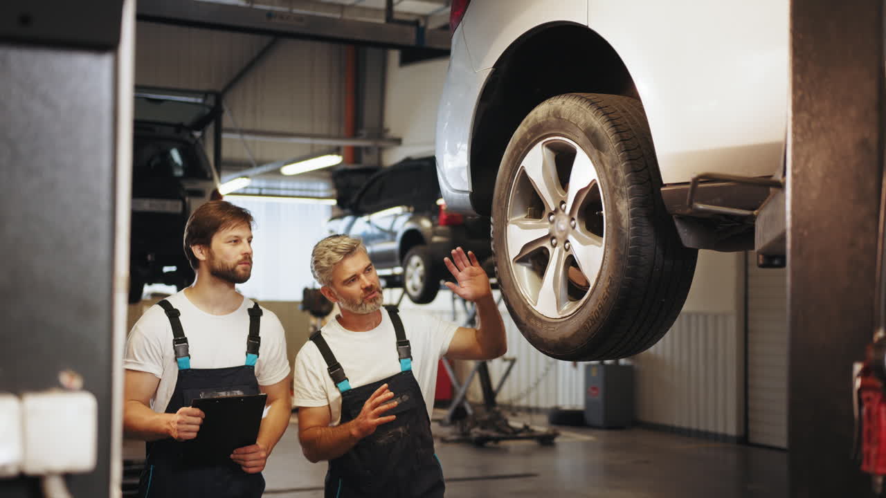 servicio de reparación de automóviles en garaje