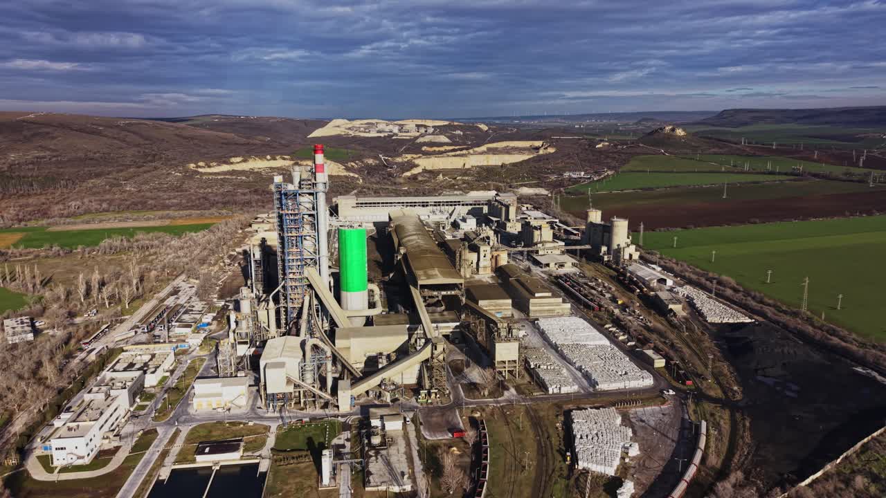 Central eléctrica y polígono industrial en una zona rural con colinas y campos
