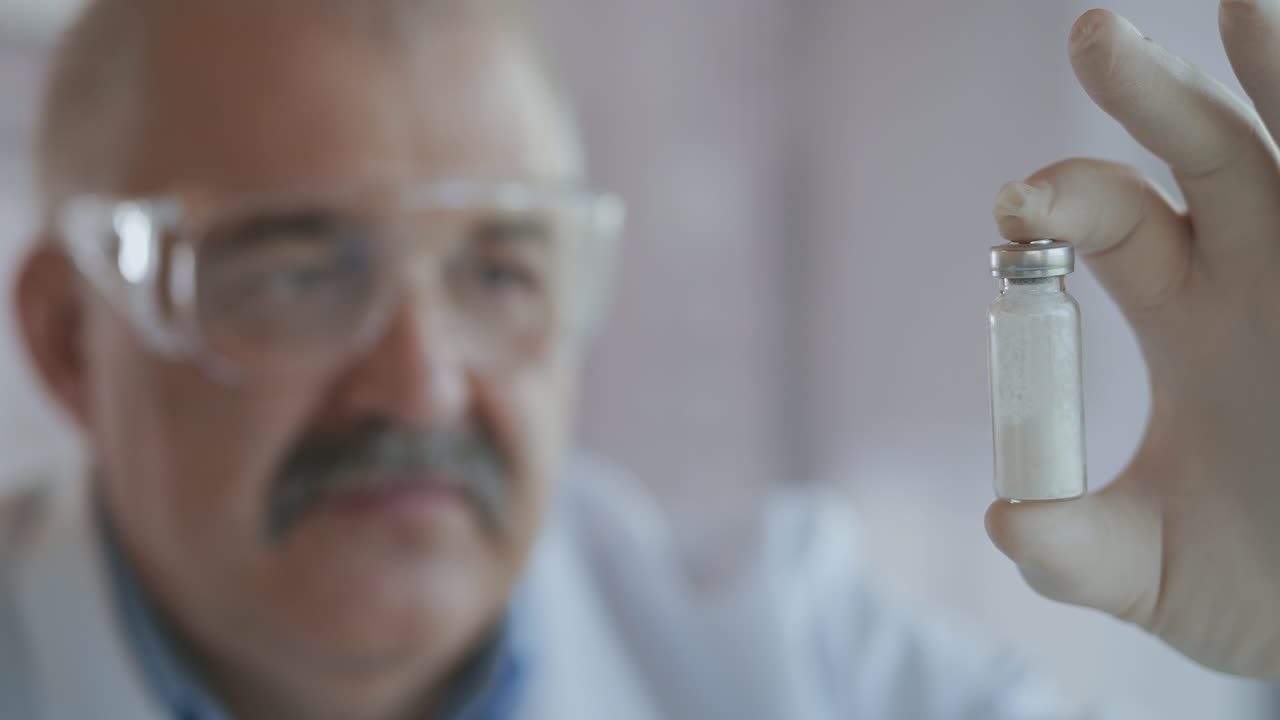 un farmacéutico sostiene un medicamento con polvo blanco en ampollas hechas de vidrio. un nuevo medicamento para combatir virus y enfermedades. medicamento para el coronavirus. anestésico. imágenes de alta calidad en 4k