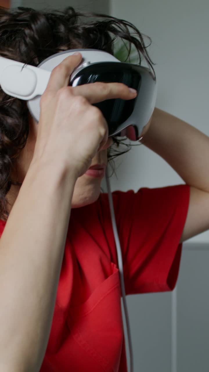 mujer con auriculares vr