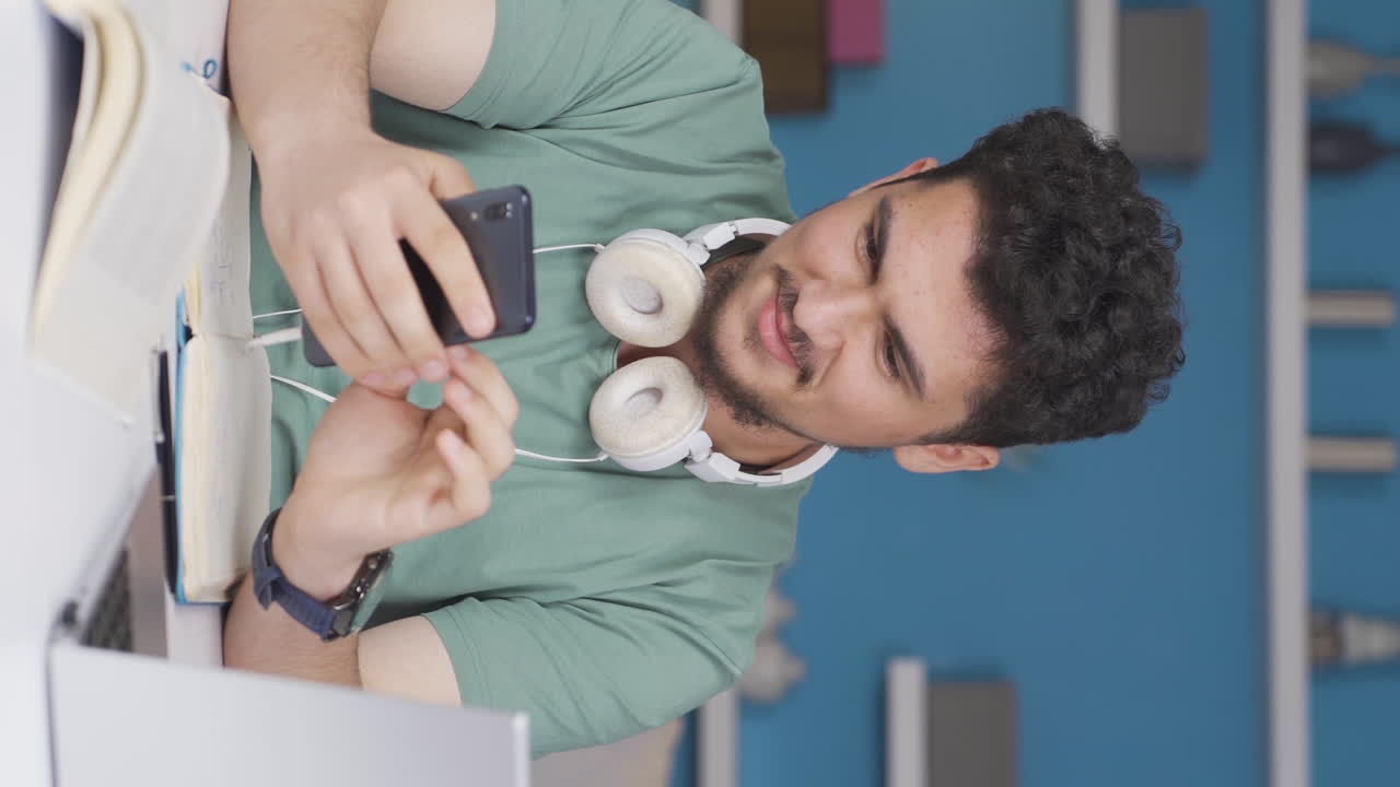 video vertical del estudiante que se enojó después de que el teléfono se quedó sin carga.