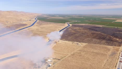 Un-Incendio-Forestal-En-El-Valle-Central-De-California-A-Medida-Que-La-Estación-Seca-Se-Alarga-Debido-Al-Cambio-Climático---Vista-Aérea-De-Paralaje