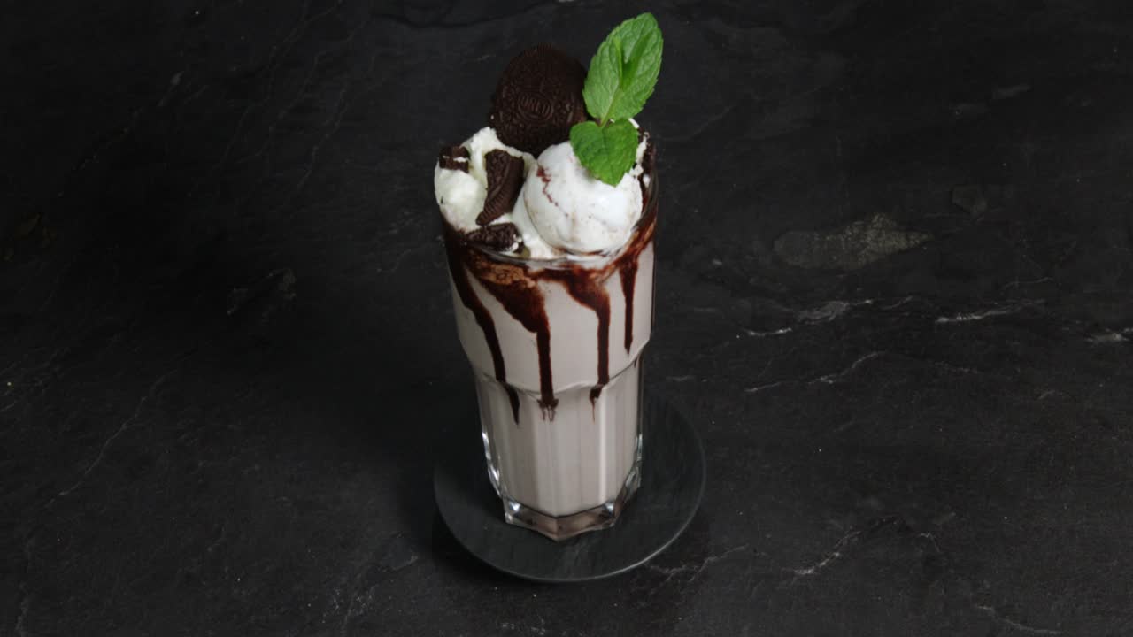 se presenta un batido de chocolate con hielo de vainilla y menta