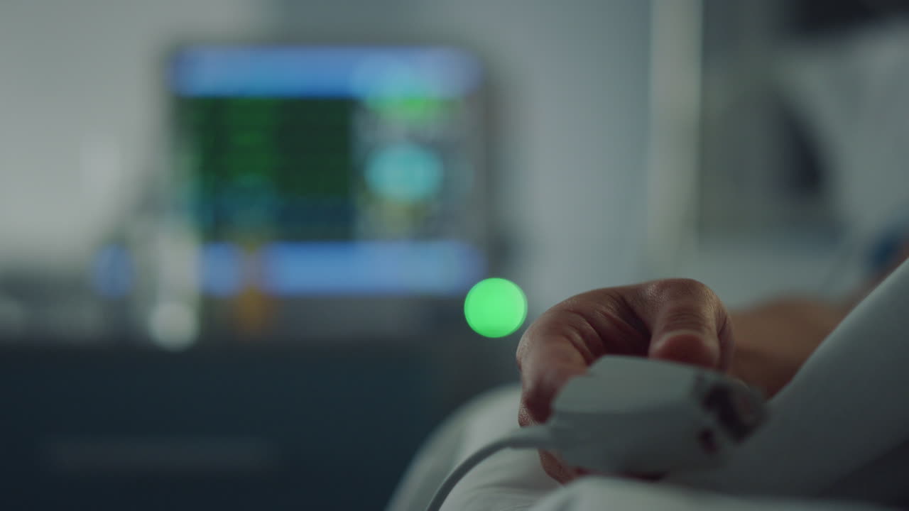 oximetro de pulso en el dedo en el hospital de cerca. monitor de ecg muestra el ritmo cardíaco.