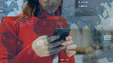 usando teléfono inteligente, mujer en suéter rojo sobre mapa del mundo y animación de visualización de datos