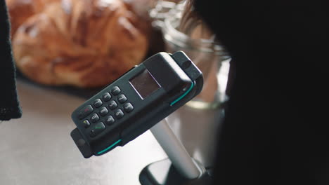 cerrar el cliente pagando con tarjeta de crédito pago sin contacto en el café gastar dinero con transacción inalámbrica en la cafetería del restaurante
