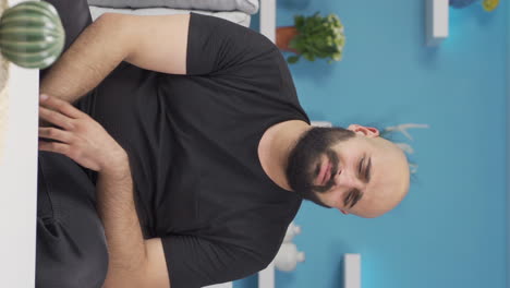 vídeo vertical del hombre con el problema del olvido.