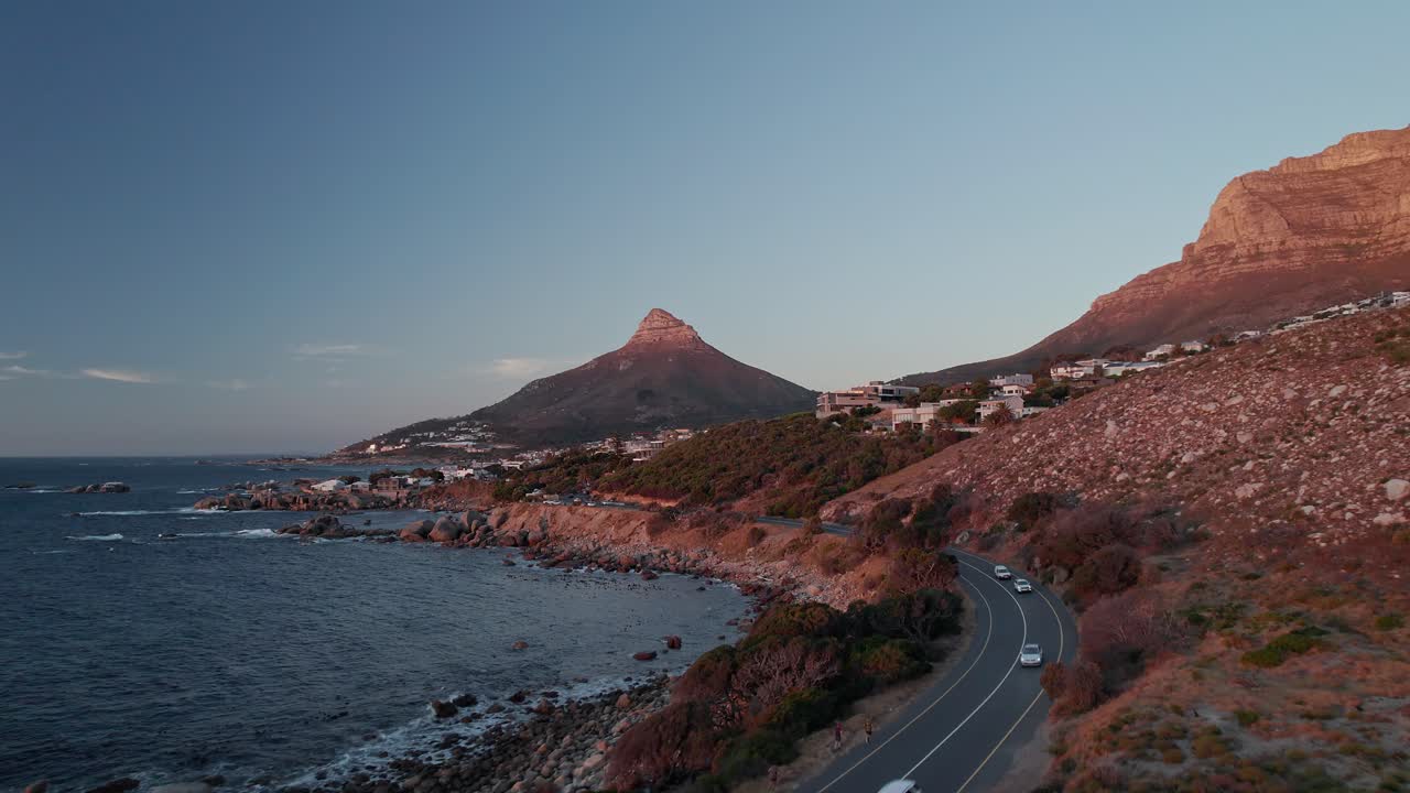 Table Mountain e Lion's Head a Città del Capo, Sudafrica - Ripresa aerea con drone