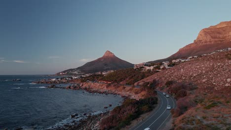 Montaña-De-La-Mesa-Y-Cabeza-De-León-En-Ciudad-Del-Cabo,-Sudáfrica---Toma-Aérea-De-Un-Drone