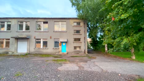 viejo edificio soviético de hormigón abandonado en daugavpils letonia de mano