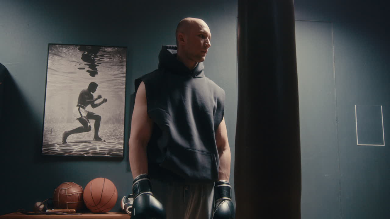 hombre entrenando en un gimnasio de boxeo