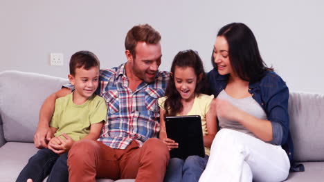 Nette-Familie-Mit-Tochter-Mit-Tablet-