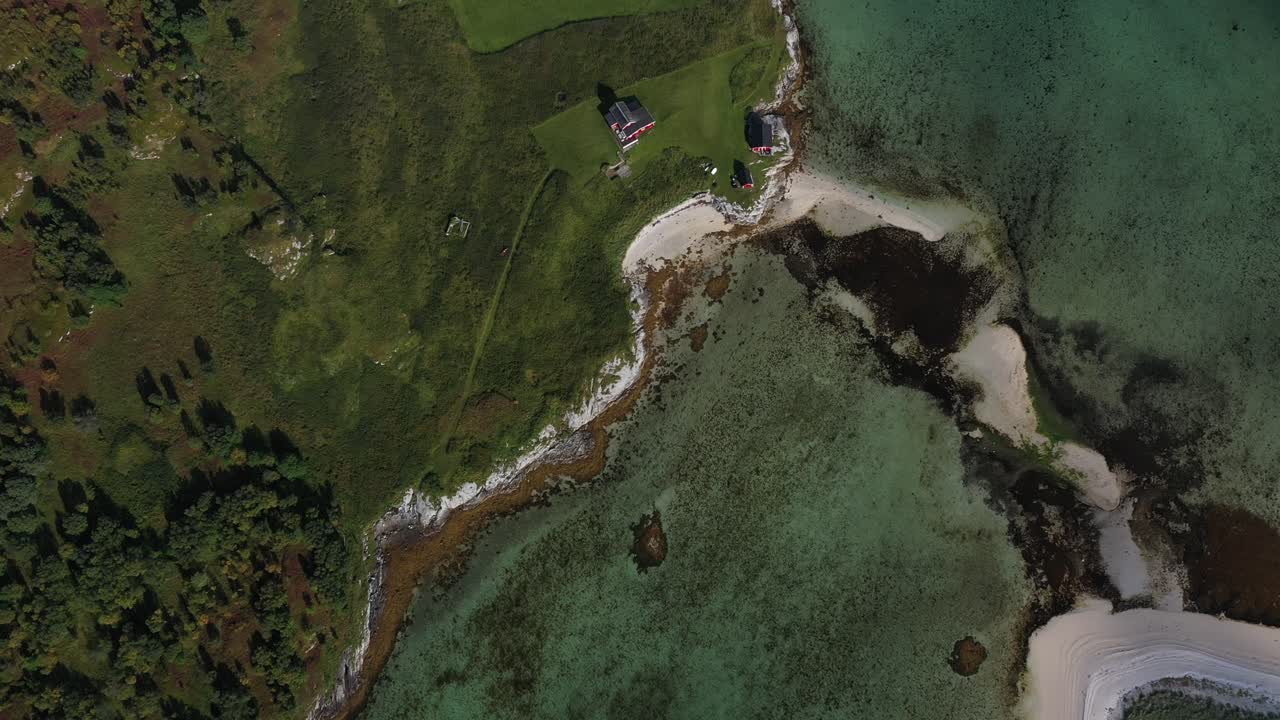 북극 노르웨이의 피요르드에 위치한 농장