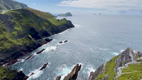 4-Km-Von-Den-Spiegelnden-Kerry-Klippen-In-Richtung-Atlantik-In-Der-Nähe-Von-Portmagee,-County-Kerry,-Irland,-Mit-Spektakulärem-Blick-Auf-Die-Skellig-Inseln-Und-Die-Papageientaucherinsel