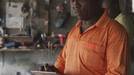 afrikanischer mann bei der arbeit auf dem touchpad