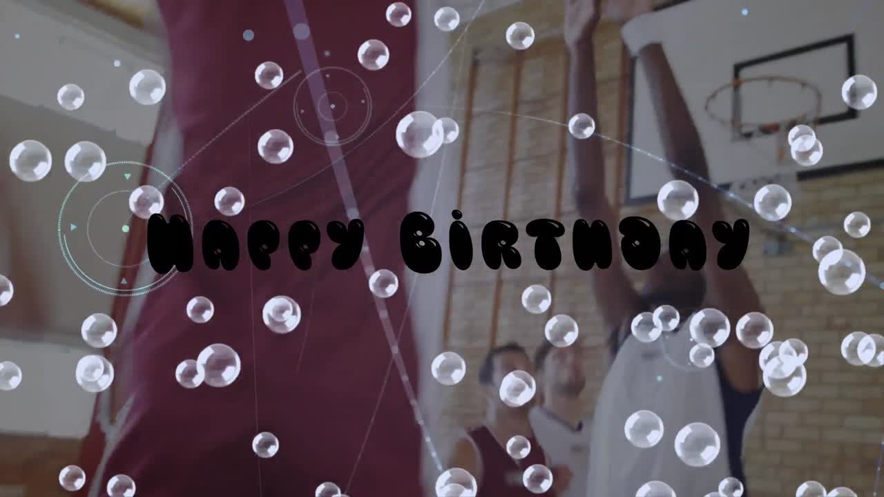 animación de feliz cumpleaños texto y burbujas sobre un grupo diverso de jugadores de baloncesto en el gimnasio