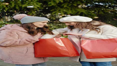 Video-De-Mujeres-Alardeando-De-Compras-Navideñas-Ya-Realizadas