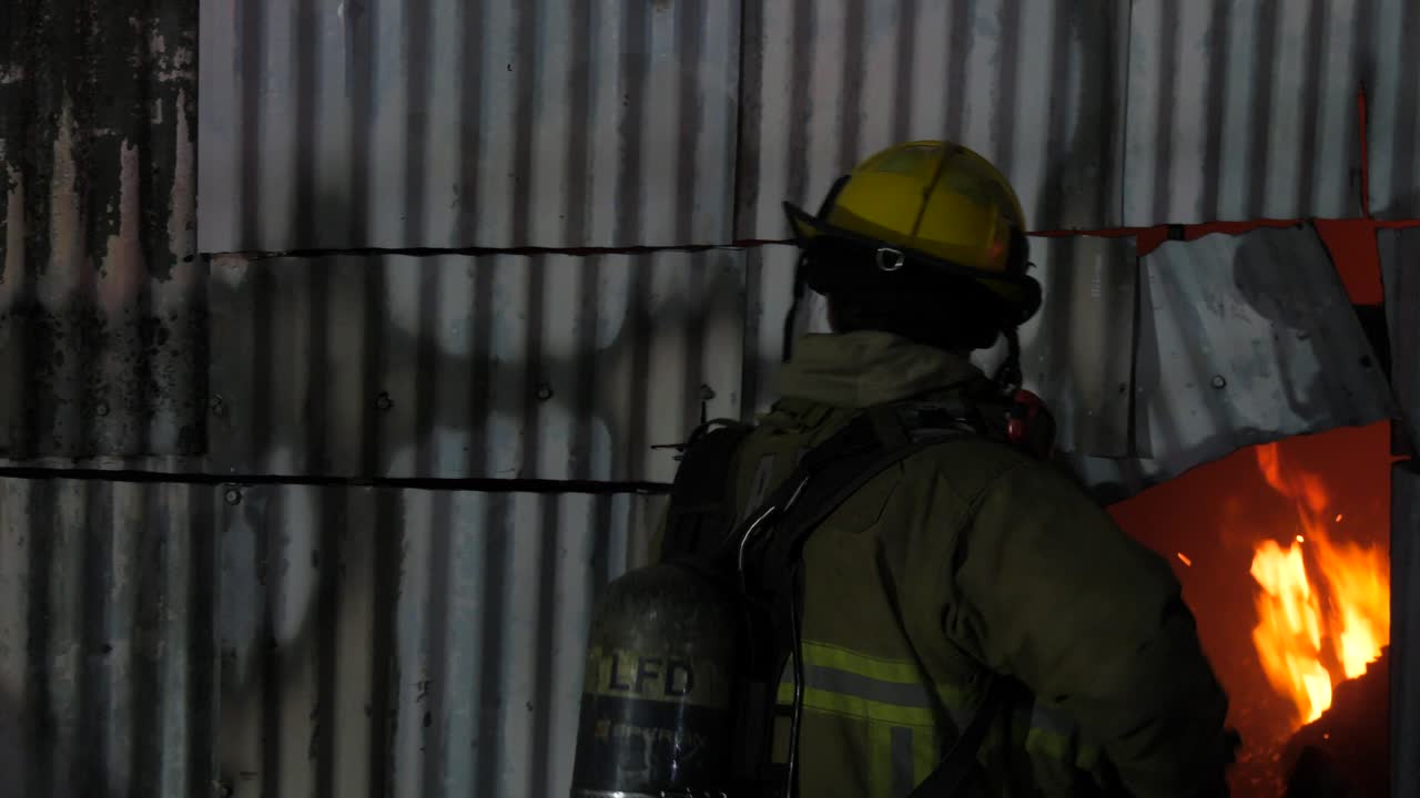 Pompieri della LAFD contengono un vasto incendio.