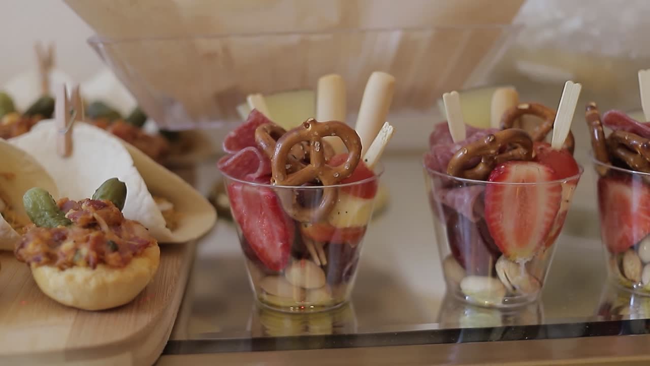 이벤트용 작은 잔의 음식, 고급 햄이 들어간 쿠키, 디테일하게