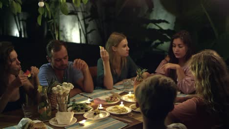amigos comiendo frutas tropicales