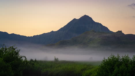 Una-Mañana-Fría-En-Hawai-Con-Un-Banco-De-Niebla-Rodando