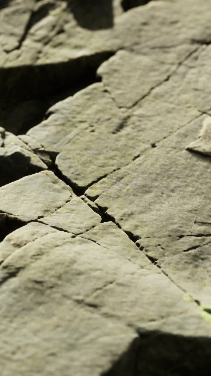 Overflade af knækket sten med fine detaljer i mineralkorn til undersøgelse