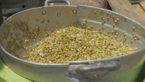 lentejas verdes drenadas de agua en hoyo de acero inoxidable
