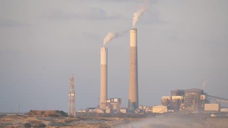 La-Central-Eléctrica-De-Rotenberg-En-Ashkelon,-Israel,-Hasta-Ahora-No-Afectada-Por-La-Batalla-En-Gaza