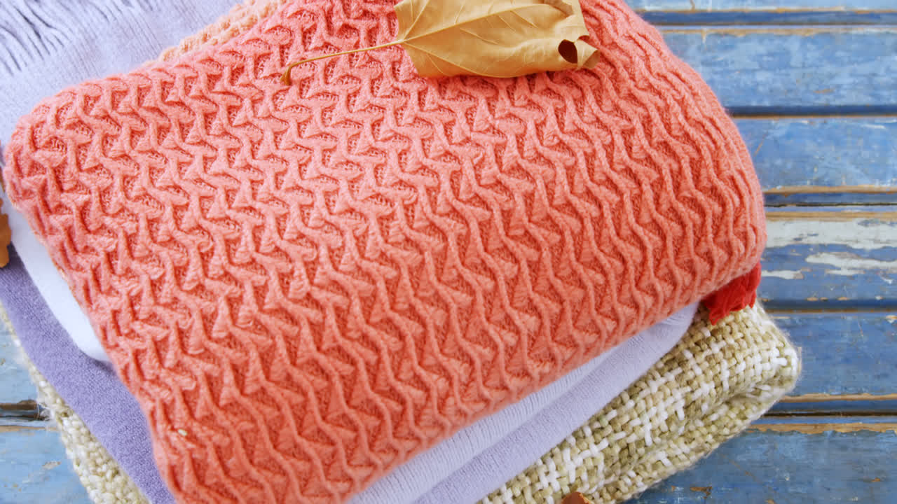 pila de tela en una mesa de madera