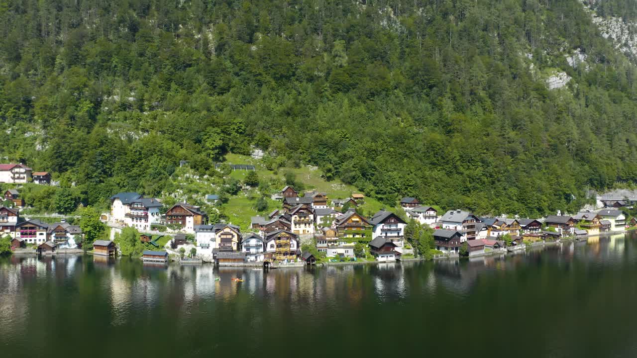Traditionelle østrigske hjem bygget langs en malerisk sø i en bjergby