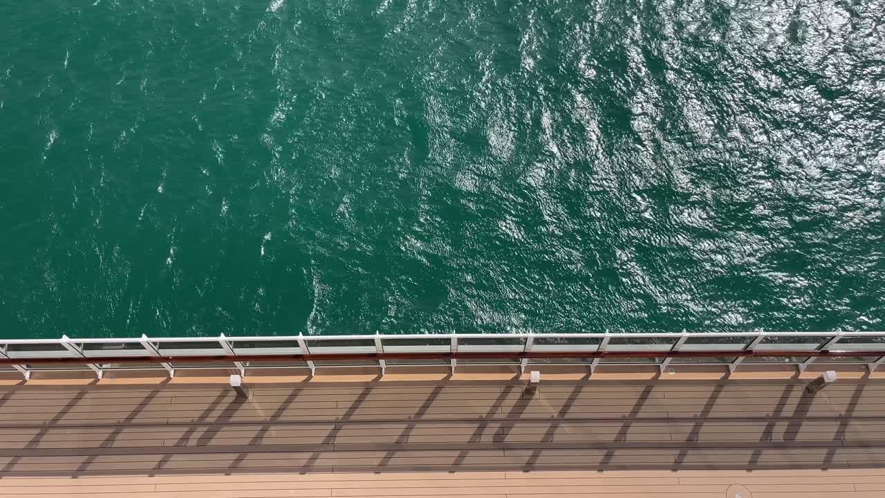 top-down-anblick des ozeans von einem kreuzfahrtschiff mit sonnenschein