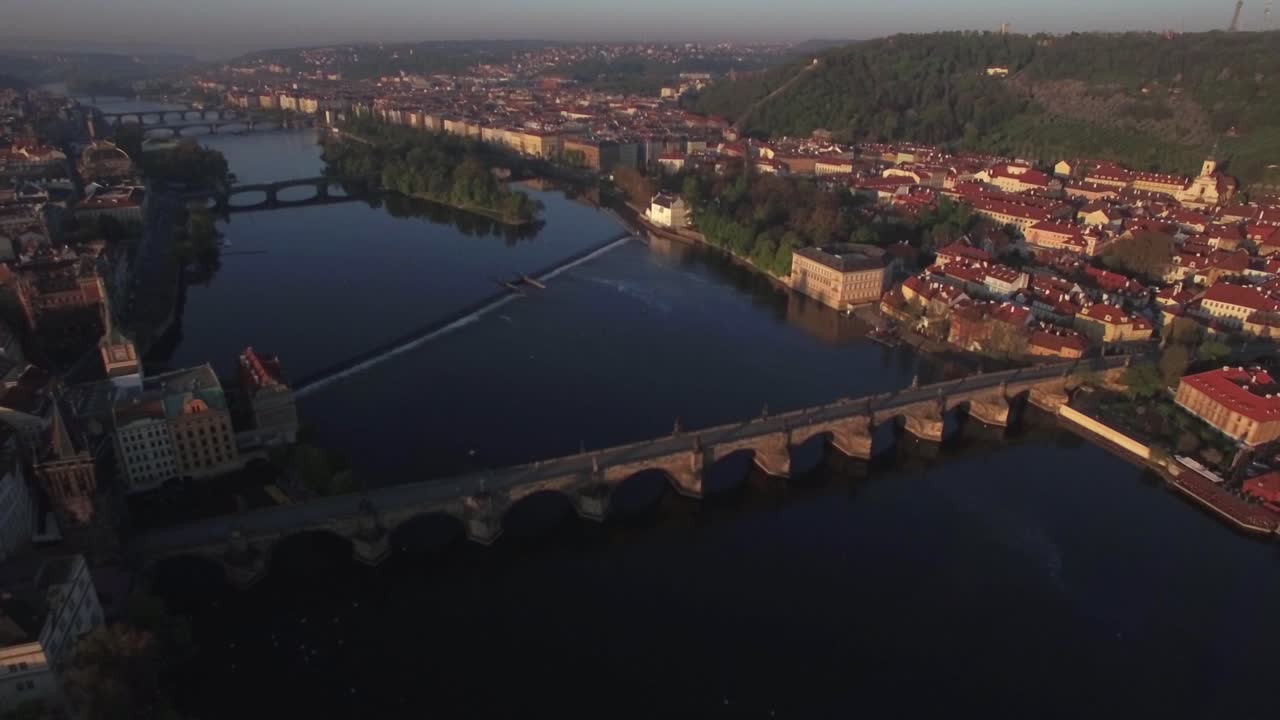 vista aérea a lo largo del río vltava en el verano de praga república checa