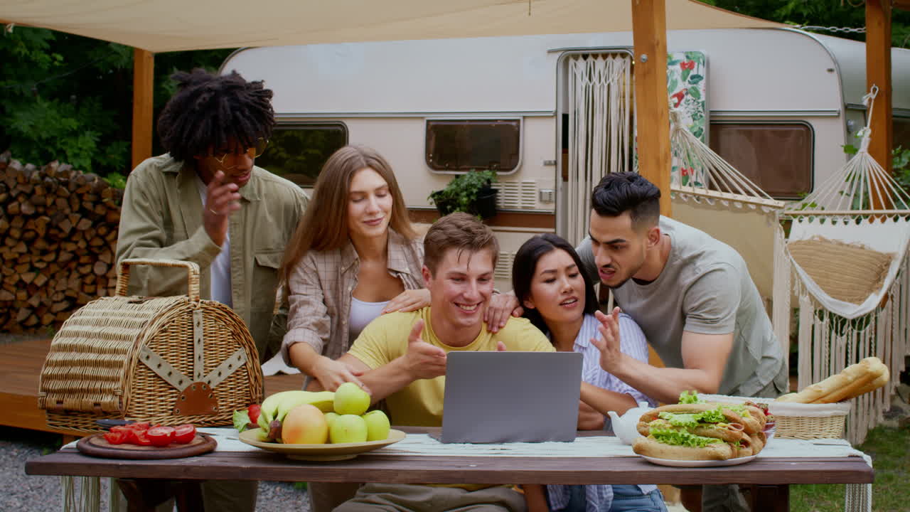 친구 들 이 피크닉 을 즐기고 노트북 을 사용 하고 있다