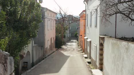 Toma-Aérea-De-La-Calle-Histórica-De-La-Ciudad-De-Cres,-Arquitectura-Croata-Local