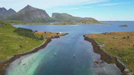 Corrientes-De-Agua-En-Nesstraumen,-Islas-Lofoten,-Noruega---Antena-4k