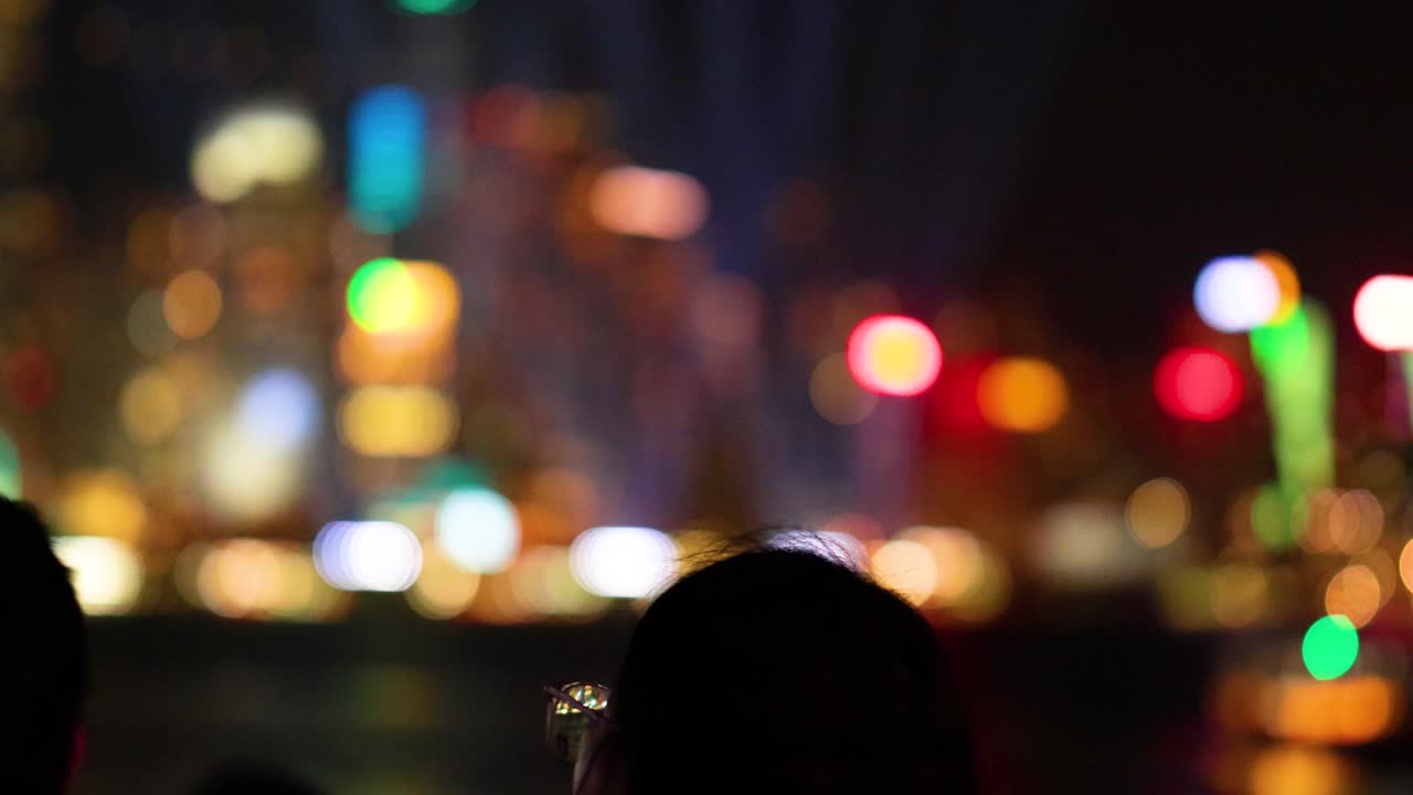 las luces coloridas iluminan el horizonte nocturno de hong kong.