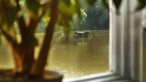 Vista-De-Un-Lago-Desde-La-Ventana