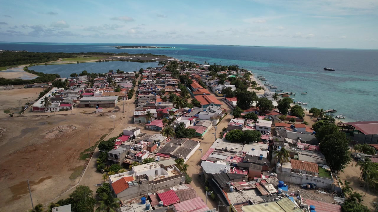Cittadina costiera sull'isola di Gran Roque circondata dal mare caraibico turchese e da spiagge sabbiose, vista aerea