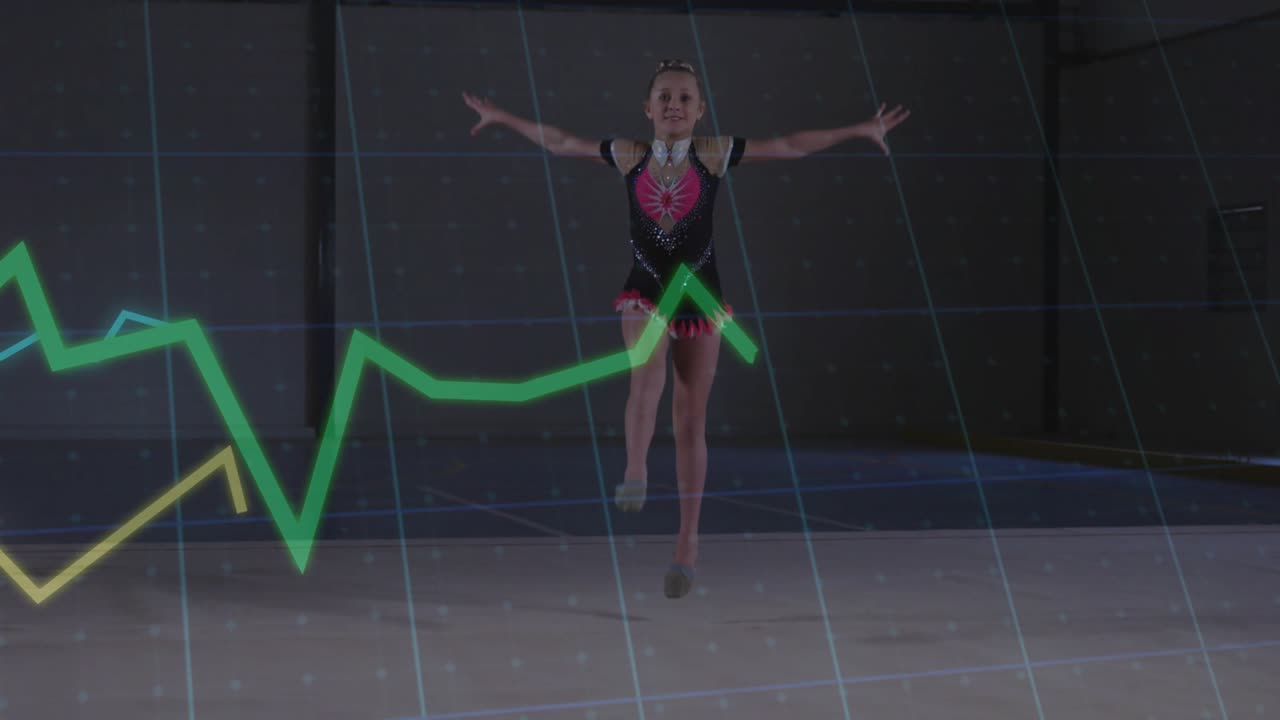 Vertikal video: Gymnast i gymnastikdragt laver splitspring og lander i squat på måtte midt i et netværk under konkurrence.