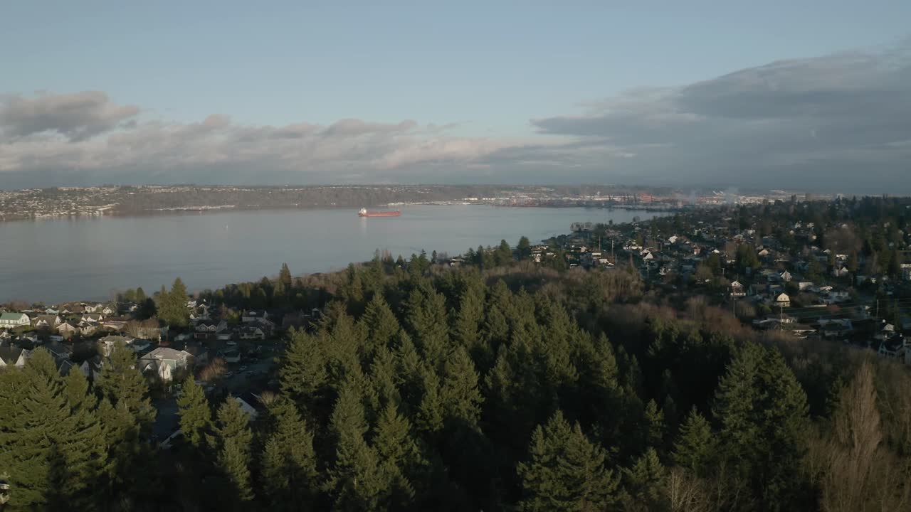 vista panorámica del pueblo urbano con follaje exuberante junto al río tranquilo en el distrito de proctor, tacoma, washington