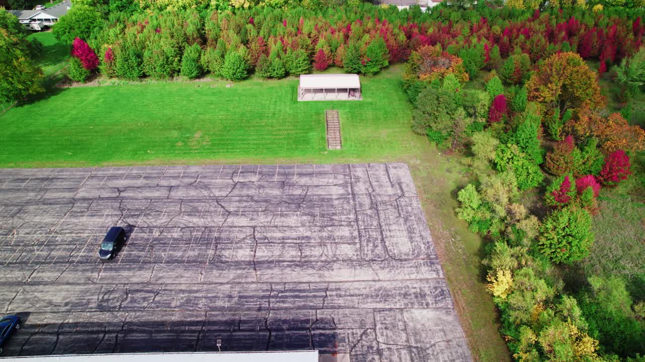 미국 일리노이 주 시카고의 창고 직원들에게 그늘진 휴식 공간을 제공하는 간단한 야외 터