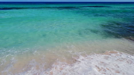 Türkisblaue-Meereswellen,-Die-An-Sonnigen-Tagen-Ohne-Menschen-Am-Tropischen-Strand-Abstürzen