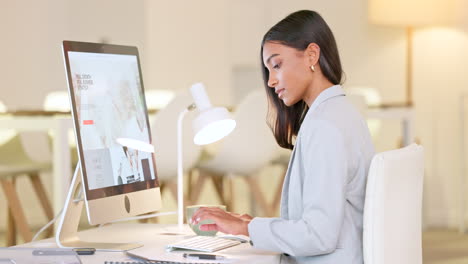 Diseñadora-Web-Femenina-Escribiendo-En-Una-Computadora