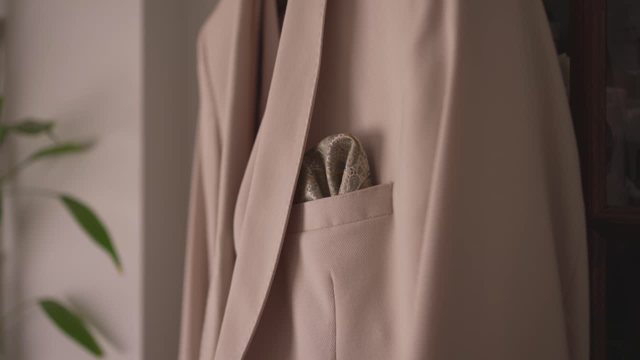 Primo piano di una giacca da abito da sposa con tessuto morbido e pochette