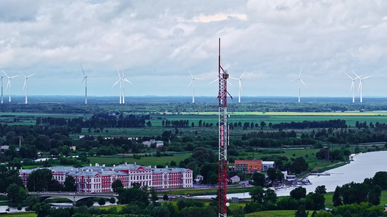 Havadan görünümde, arka planda rüzgar çiftliği ve Jelgava Sarayı'nın bulunduğu bir telekomünikasyon kulesi.