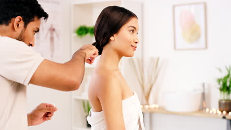 spa, salud y mujer recibiendo acupuntura