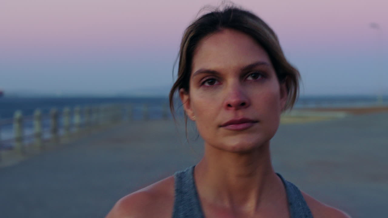 mujer corriendo en la playa al atardecer